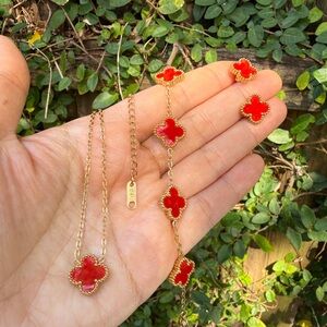 Red Clover Pendant Necklace and Stud Earrings Set - Gold Tone